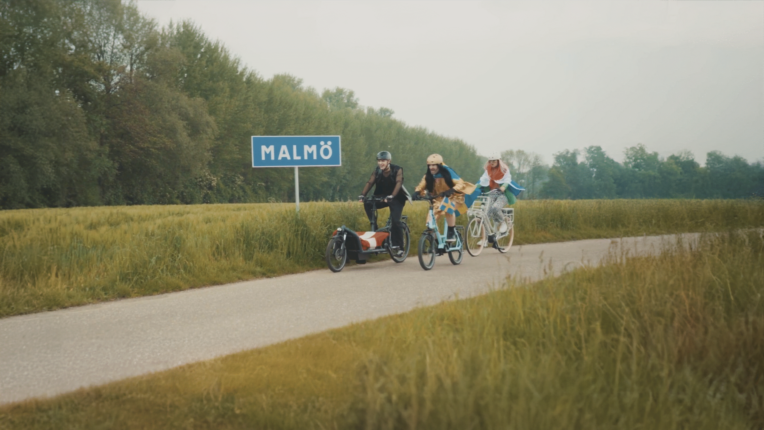 Menschen, die in einer Grünanlage Rad fahren